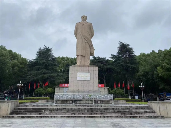 湖南大學(xué)，毛主席雕像