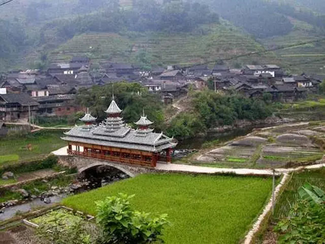 來到古樸的岜扒，這里自然生態(tài)完好，吊腳樓、鼓樓、花橋掩映于叢林